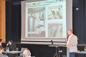 Konrad Nübel vom Ingenieurbüro Schuler zeigte die Vorteile einer Nahwärmeversorgung in Oberwolfach und Wolfach  auf. Foto: Lübke Foto: Schwarzwälder Bote