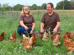 Inmitte von Hühnern:  Marianne und Simon Binder machen die Arbeit auf ihrem Hof einfach gern. Die Tiere verbringen die meiste Zeit in ihrem Freilauf auf der Wiese. Foto: Bohnert-Seidel