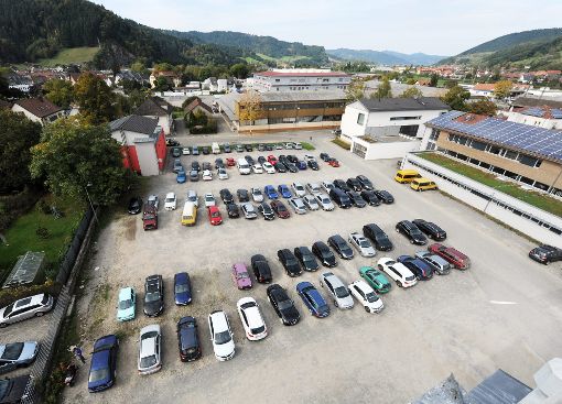 Das Parkplatz-Areal beim Haslacher Fitnessturm wird bis Mitte 2018 umgestaltet.   Foto: Gräff