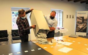 Helmut Lupfer (links) und Mike Lauble leeren die Urne für die Präsenzwahl in Hofstetten. Dass 92 Stimmen aus der kleinen Gemeinde über das Direktmandat im Wahlkreis entscheiden werden, ahnt zu diesem Zeitpunkt noch niemand. Foto: Störr
