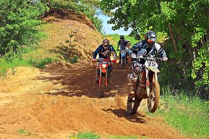 Motocross ist ein beliebter Freizeitsport.  Jedoch handelt es sich bei den illegalen Rennen rund um Neuried nicht nur um Lärmbelästigung, sondern auch um eine ernstzunehmende Gefahr für andere Verkehrsteilnehmer. Die Polizei ermittelt. Foto: Pixabay