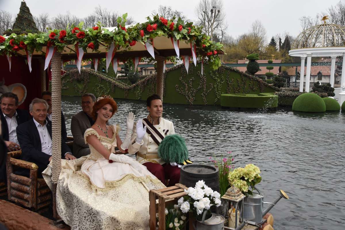 Die neue Floßfahrt Josefinas kaiserliche Zauberreise führt durch einen romantischen Schloßgarten und bietet 54 Wasserfontänen auf.