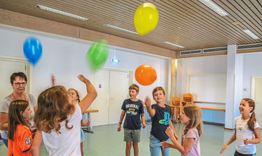Vor der Entspannung gab es für die Kinder Bewegung und Spaß beim Luftballon-Spiel. Foto: Decoux-Kone
