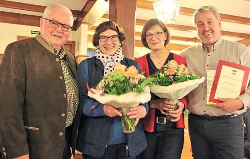 Vorsitzender Manfred Rein (von links) ehrte Marta Bergmann sowie Elke und Christian Stüdle. Foto: Schnabl Foto: Lahrer Zeitung