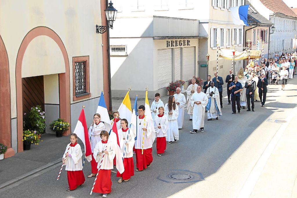Die traditionsgemäß große Prozession zog zu Mariä Himmelfahrt durch Schutterns Straßen. Foto: Lehmann Foto: Lahrer Zeitung