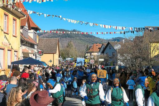 Straßen voller Narren: Tausende Hästräger und Besucher hatten beim Friesenheimer Umzug ihren Spaß. Foto: Bohnert-Seidel