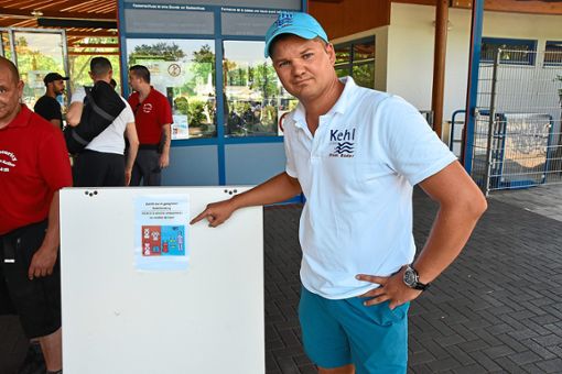Florian König, Betriebsleiter des Auenheimer Freibads, weist Besucher auf die strengere Kleiderordnung hin. Foto: Armbruster