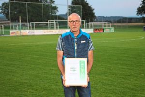 Bernhard Schindler wurde zum Ehrenmitglied des SV Grafenhausen ernannt. Foto: Lahrer Zeitung