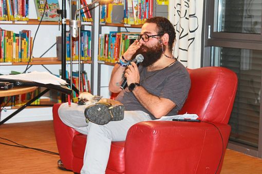 Firas Alshater hatte bei der Lesung in der Stadtbücherei die Lacher auf seiner Seite. Foto: Störr Foto: Schwarzwälder Bote
