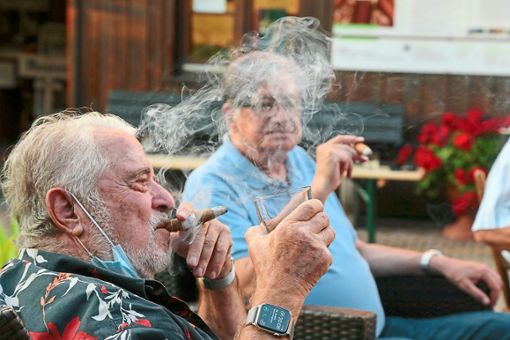 Das Tabakmuseum Mahlberg hat sich etwas Besonderes einfallen lassen: Nach einer Museumsführung durften die Teilnehmer noch Whisky und Zigarren genießen. Foto: Decoux-Kone
