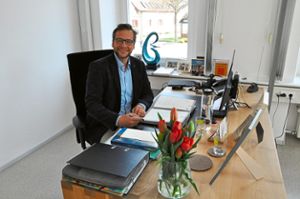 Der neue Neurieder Bürgermeister Tobias Uhrich hatte am Donnerstag seinen ersten Arbeitstag im Rathaus Altenheim.  Foto: Goltz