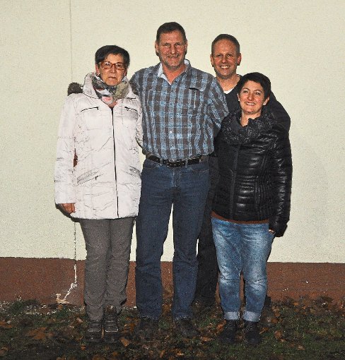 Die neuen Vorstandsmitglieder (von links): Christine Seitz, Tonny Ottevanger und  Diana Rottenecker sowie im Hintergrund Vorsitzender Peter Müller  Foto: Manthey