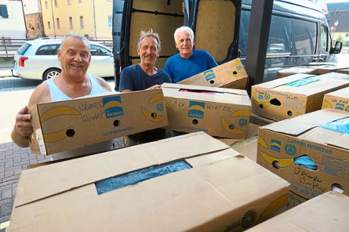 Sie verladen Kartons für den Transport in die  Ukraine:  Heinz Riehle (von links), Bernhard Reichenbach und Manfred Winter. Foto: cbs Foto: Lahrer Zeitung