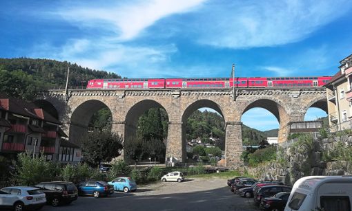 Normalerweise rollt die Schwarzwaldbahn über den Viadukt in Hornberg. Zurzeit ist die Strecke wegen Sturmschäden gesperrt. Foto: Braun