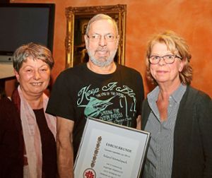 Roland Himmelspach (Mitte) wurde zum neuen Ehrenmitglied ernannt. Carola Kölble (links) und Andrea Kalt gratulierten ihm herzlich.  Foto: Decoux-Kone
