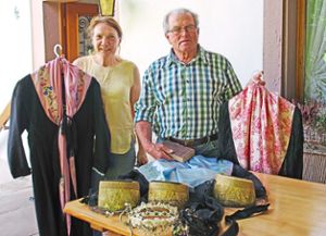Mechthilde Schwörer und Otto Himmelsbach mit ihren textilen Kostbarkeiten  Foto: Kiryakova