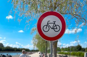 Wer sein Rad liebt, der schiebt – zumindest auf einem knapp 100 Meter langen Abschnitt am Ufer des LGS-Sees. Entsprechende Schilder stehen seit einer Woche. Foto: Bender
