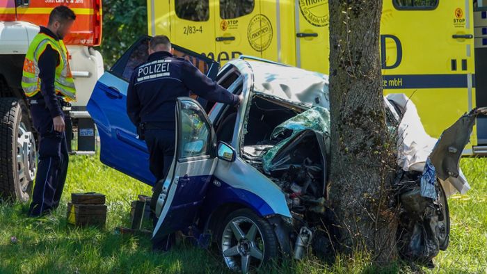 Horror-Unfall bei Kippenheim: Autofahrer prallt frontal  gegen Baum und stirbt
