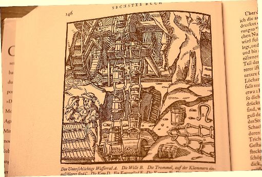 Schon im Mittelalter arbeiteten Bergleute mit ausgeklügelten Systeme,n um Wasser aus den Stollen zu entfernen (hier eine Darstellung aus dem Buch De re metallica libri XII von Georgius Agricola).     Foto: Repro: Reinhard