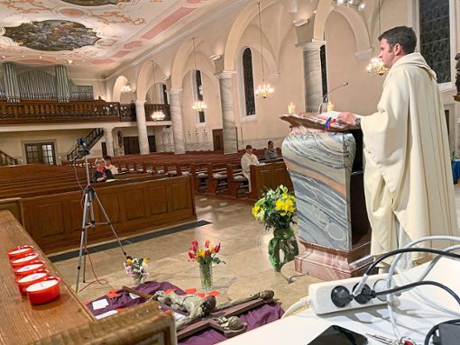 Pfarrer Michael Gartner predigt vor (fast) leeren Kirchenbänken und Kamera in der Ruster Kirche.Foto: Mutz Foto: Lahrer Zeitung