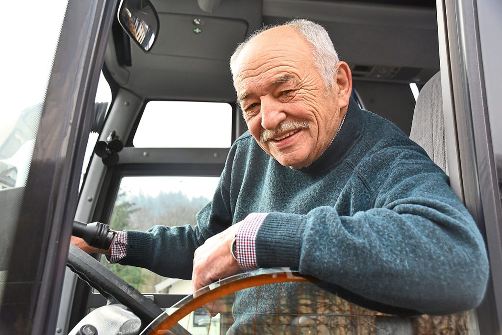 Busfahrer aus Leidenschaft: Winfried Schärer fühlt sich auch nach 52 Jahren  noch hinterm Steuer wohl.  Mit 72 Jahren geht er jetzt jedoch in den Ruhestand und schließt sein Omnibus-Unternehmen.