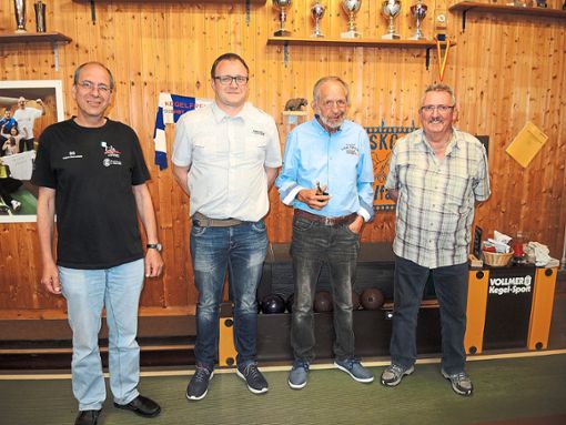 Markus Wurster (von links) ehrte  Marcel Dörfel, Phil Decker und  Manfred Fritsch für ihre langjährige Mitgliedschaft im Verein. Foto: Jehle Foto: Schwarzwälder Bote