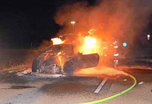 Beim Eintreffen der Feuerwehr stand der Wagen schon vollkommen in Flammen. Foto: Feuerwehr Foto: Lahrer Zeitung