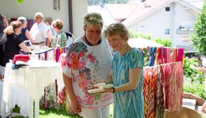 Pfarrerin Anke Doleschal (rechts) zeigte den Gästen des Rosenfests den künftigen Steinboden in der Kirche. Foto: Kiryakova Foto: Lahrer Zeitung