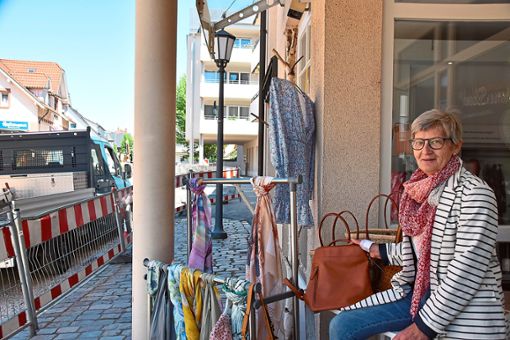 Lucia Glatz vom Deko-Geschäft Lebensstil fehlt durch die Baustelle die Laufkundschaft und der Durchgangsverkehr. Foto: Schubert