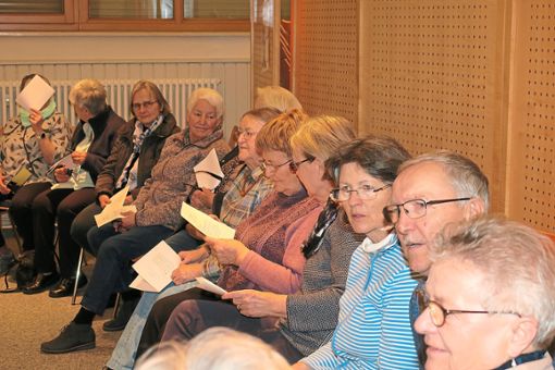 Zahlreiche Kirchengemeindemitglieder sind erstmals nach Oberschopfheim  gekommen. Anlässlich der Bibelwoche haben sie sich im Pfarrsaal  untereinander ausgetauscht.   Foto: cbs Foto: Lahrer Zeitung