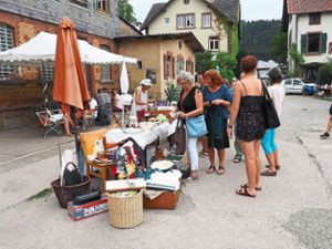 Die Stände beim Flohmarkt auf dem Mostmaierhof luden zum Stöbern ein. Foto: Reinhard Foto: Schwarzwälder Bote