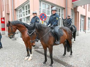 Drei Beamte, hoch zu Ross, haben sich in der Schillerstraße postiert, um den Verkehr zu beobachten. Foto: Schabel