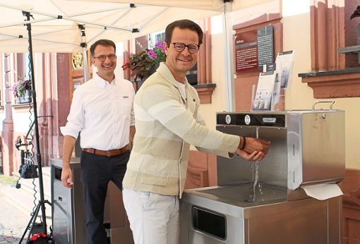 Bei bestem Wetter erfreuten sich Manfred Kohler, Geschäftsführer Vertrieb und Produktion (links), und Offenburgs Oberbürgermeister Marco Steffens an dem mobilen System zum Händewaschen. Foto: Achnitz