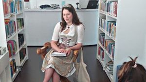 Weinkönigin Stefanie Dorner las den Kindern in der Kippenheimer Bücherei  am Freitag vor. Foto:  
