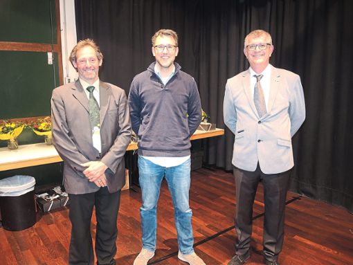 Bei den Wahlen zum Aufsichtsrat wurde Andreas Kasper (Mitte), hier mit  Aufsichtsratvorsitzender Klaus Dold (links) und  Andreas Kasper,   neu ins Gremium gewählt                                                               Foto: Jehle Foto: Schwarzwälder Bote