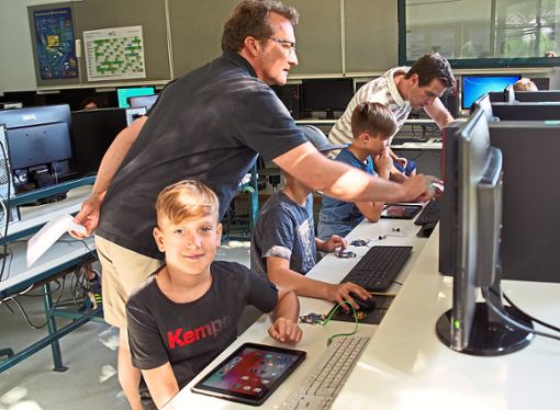 Adrian Sutterer (hinten) und Daniel Janka (hinten) setzen sich für Digitalisierung am Bildungszentrum ein.  Foto: Kiryakova