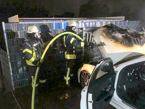 Einsatzkräfte der Feuerwehr Kippenheim löschten den Brand   an dem Wagen, der in der  Bernhard-von-Clairvaux-Straße abgestellt war. Foto: Feuerwehr Foto: Lahrer Zeitung