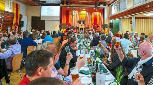 Prosit: Das  175-jährigen Bestehen der Stöckle-Brauerei in Schmieheim wurde zünftig gefeiert. Foto: Decoux-Kone