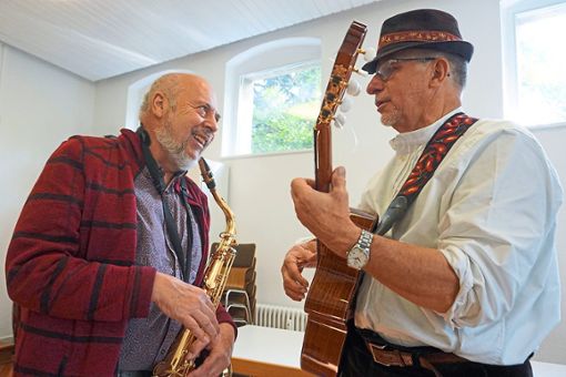Zwei Musiker die sich trotz Sprachbarriere verstehen: Herbie Wickertsheim (links)  und Jean-Claude Chojcan Foto: Freundeskreis Flüchtlinge Lahr Foto: Lahrer Zeitung
