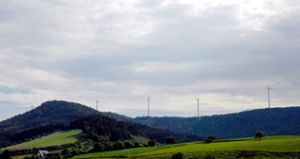Seit 2016 erzeugen auf dem Höhenzug zwischen Ettenheim und Schuttertal sieben Windkraftanlagen Strom. Schon kurz nach der Inbetriebnahme beschwerten sich die ersten Anwohner im Schuttertal über die Geräuschentwicklung.   Foto: Archiv: Baublies