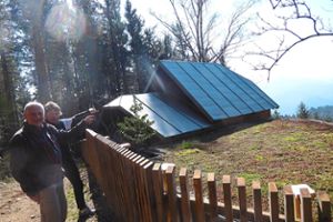 Auf dem Blechdach der Hohenlochenhütte möchte der Schwarzwaldverein Wolfach eine Fotovoltaik-Anlage installieren, welche die knapp 100 Jahre alte Hütte energieautark macht.Foto: Dorn Foto: Lahrer Zeitung