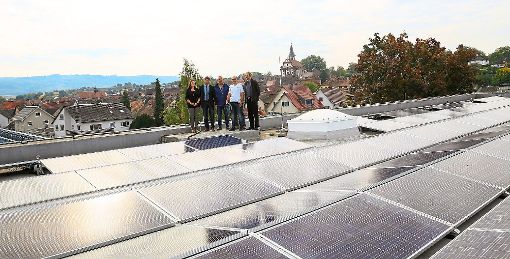 Ein Meer von Solarmodulen: Vertreter von Bürgerenergie, Stadtverwaltung und Schule nahmen offiziell die Fotovoltaikanlage auf dem BIZ in Betrieb.  Foto: dec