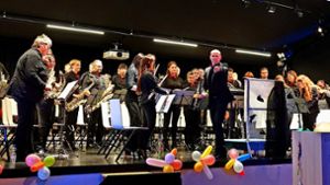 Der Kippenheimer Musikverein sorgte trotz des dunklen Kleidungsstils für einen bunten Abend voller musikalischer Höhepunkte. Foto: Schillinger-Teschner