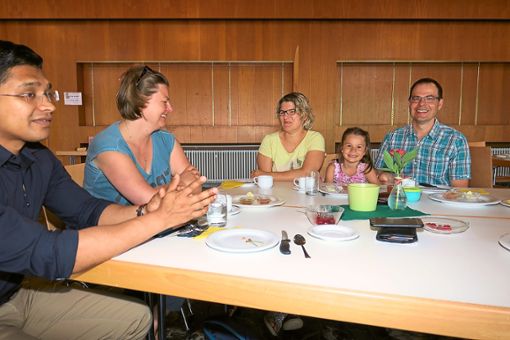 Rund 20 Gäste – Jung und Alt – sind zum gemeinsamen Frühstücksangebot ins Georg-Schreiber-Haus gekommen  Foto: cbs Foto: Lahrer Zeitung