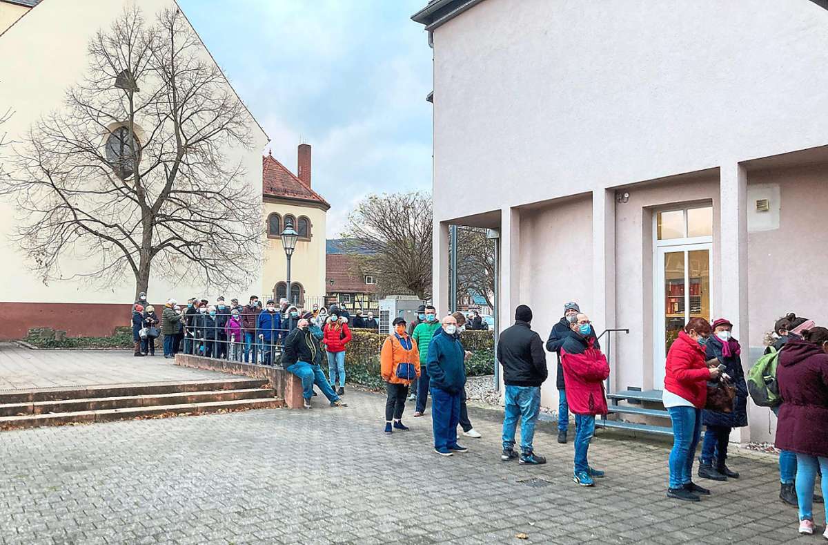 Lang war die Warteschlange am Montag rund um das evangelische Gemeindehaus in Friesenheim. Foto: Bohnert-Seidel