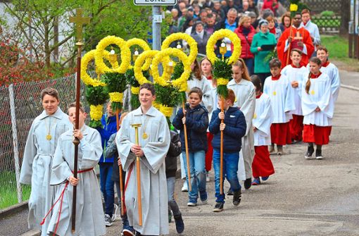 Die Prozession der St.-Antonius-Gemeinde Schuttertal wurde von Ministranten und Erstkommunionkindern amgeführt, denen der Kirchenchor und die Gläubigen folgten. Foto: Dach