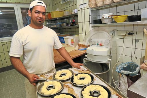 Davinder Singh kommt aus Indien und ist einer der besten Bäckerlehrlinge, die Bäckermeister Klaus Baumert je hatte.  Foto: Bohnert-Seidel