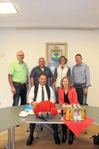 Bürgermeister Siegfried Eckert (vorne links) begrüßte Sandra Boser  zusammen mit Mitgliedern des Gemeinderats. Foto: Weimer Foto: Schwarzwälder Bote