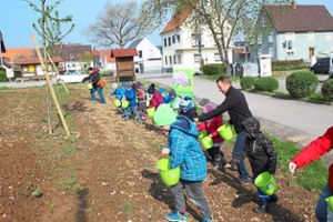 Viel Spaß hatten sowohl die Kita-Kinder als auch Bürgermeister Pascal Weber bei der Aussaat von Blumensamen im Baugebiet Johannesgarten. Foto: Mutz Foto: Lahrer Zeitung