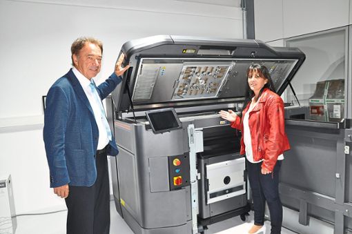 Inhaberin Iris Kaiser-Sauter erklärt Bürgermeister Siegfried Eckert den Aufbau eines 3D-Druckers. Foto: Stangenberg Foto: Schwarzwälder Bote